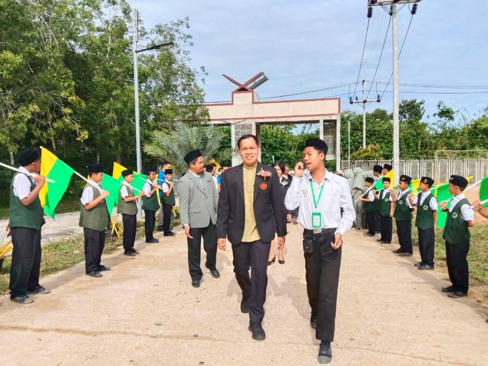 นักเรียนต้อนรับคณะผู้มาเยือน